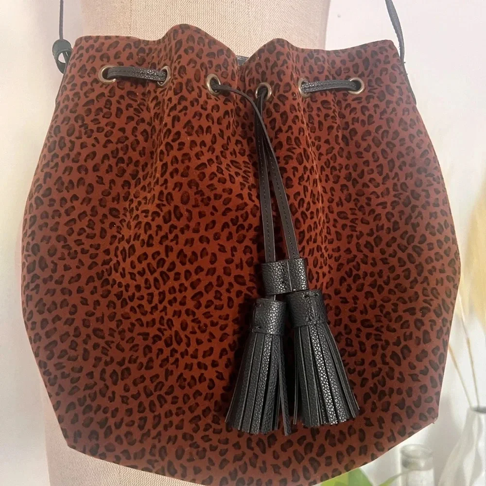 Women’s American‎ Eagle faux suede leopard print crossbody w/ faux leather strap